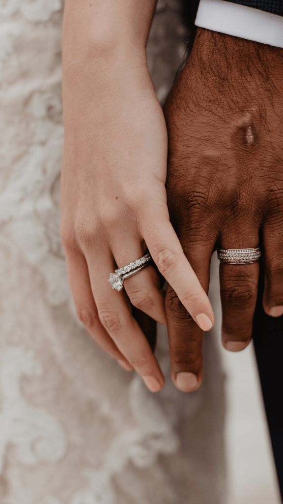 Pareja con argollas de matrimonio en oro blanco