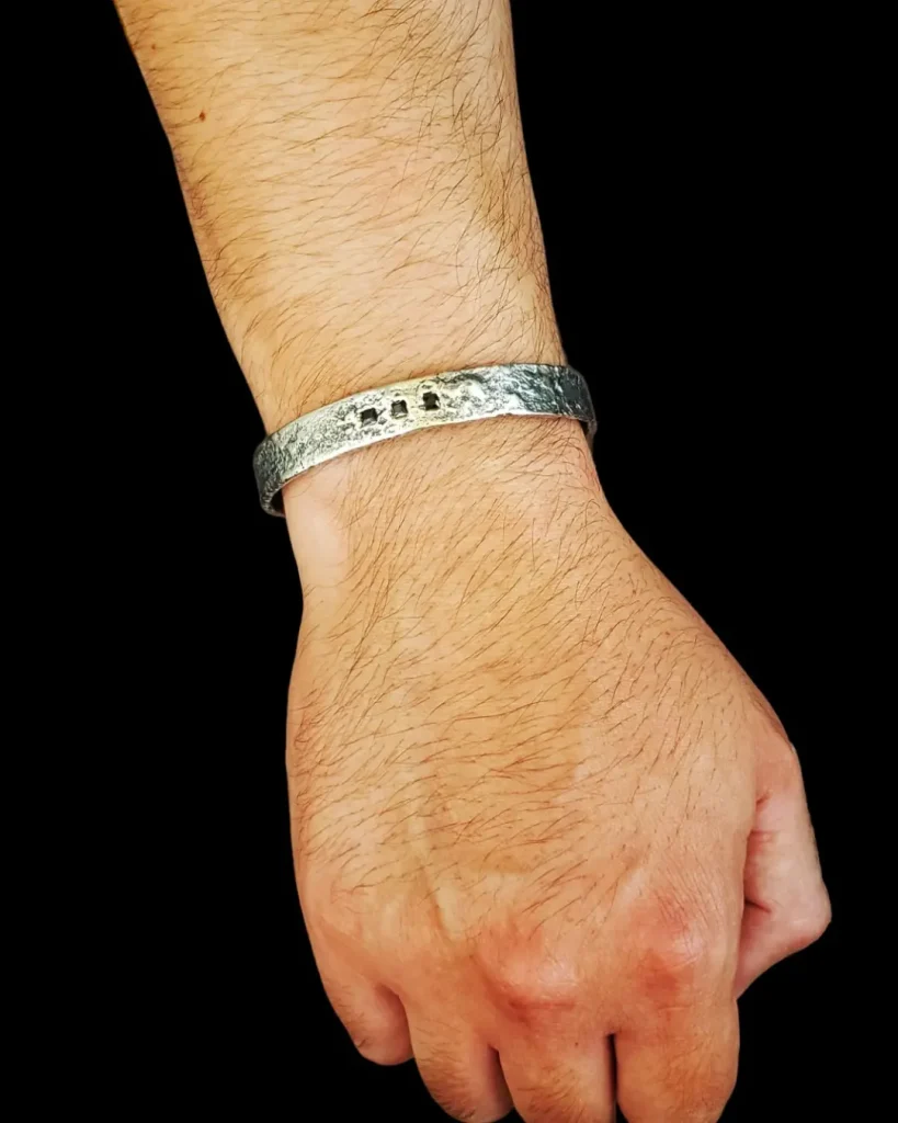 esclava de hombre con textura en plata 950 con incrustaciones de piedras